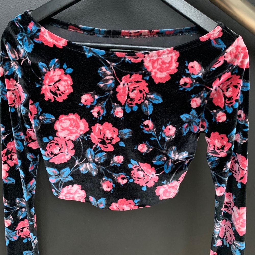 Adorable floral velvet top